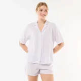 Conjunto de pijama compuesto por una camisa de manga corta con cuello en V y botones frontales, y un pantalón corto a juego, con diseño de rayas verticales en color lila y blanco.