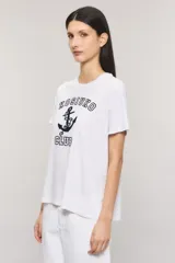 Remera Kosiuko Club de calce regular, color blanco, cuello redondo y mangas cortas. Cuenta con estampa frontal en técnica de flock con un ancla y la inscripción "Kosiuko Club".