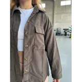 Sobre camisa de pana azul marino, con cuello francés, cierre frontal de botones, bolsillos plaqué en el pecho y manga larga de calce suelto.