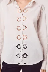 Camisa blanca de algodón con broderie calado en el frente y cuello.