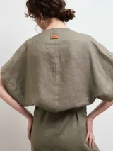 Kimono largo tipo vestido cruzado, confeccionado en lino color azul marino, con mangas cortas amplias y lazo ajustable en la cintura.