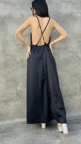 Vestido largo negro con espalda descubierta y tirantes finos cruzados.