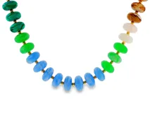 Collar de cuentas de resina en tonos azules, verdes, blancos y marrones en forma de disco, separadas por pequeños abalorios dorados.