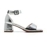 Sandalias de vestir negras charoladas, con tira ancha sobre los dedos, pulsera con hebilla al tobillo y taco cuadrado.