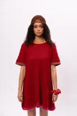 Vestido corto tipo remerón de manga corta, color rojo con cuello y puños en marrón y ruedo en fucsia.