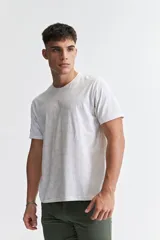 Remera de manga corta con calce regular y cuello redondo, confeccionada en algodón con estampado integral de líneas finas.