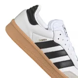 Championes adidas modelo Samba XLG, con diseño clásico en color blanco y negro. Presentan una silueta icónica con las tres tiras laterales en negro, puntera de gamuza gris y una suela de goma color caramelo con plataforma.