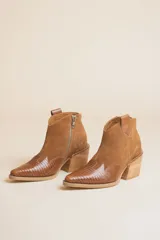 Botín de cuero color marrón con punta fina, detalle de textura simil reptil en la puntera y lateral externo, cierre lateral con cremallera y taco de madera.