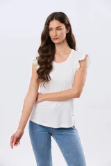 Remera de algodón color beige, de manga corta con volados de broderie, escote redondo y cuerpo liso.