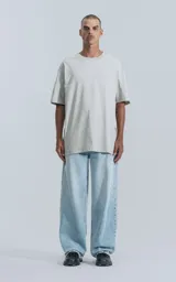 Remera de algodón premium color gris claro, corte extra oversize con hombros caídos y cuello redondo.