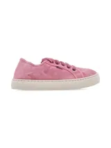Zapatilla de lona color rosado con suela de goma en tono crema. Diseño de corte bajo con cordones al tono y costuras reforzadas.