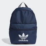 Mochila azul marino de poliéster reciclado con logo Adidas blanco estampado en el frente. Cuenta con un compartimento principal con cierre, bolsillo frontal con cierre, bolsillos laterales y bolsillo interior sin cierre. Las correas son acolchadas y ajustables.