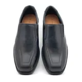 Zapato de vestir tipo mocasín para hombre, color negro, con diseño de costuras reforzadas en el empeine y paneles elásticos laterales para mayor comodidad.