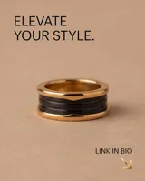 Anillo de acero con banda central ancha color negro y bordes con baño de oro.