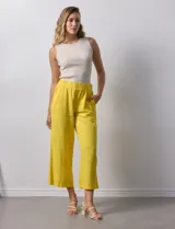 Pantalón de lino amarillo, marca Cupio, con pretina ancha elastizada y bolsillos delanteros.