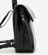 Mochila Satinato de poliuretano color negro, de diseño rectangular con solapa frontal, cierre magnético, bolsillos laterales con cierre y correas ajustables.