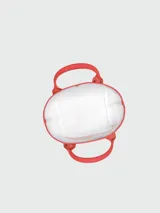 Bolso tipo tote pequeño de paja trenzada color natural, con ribetes y asas de cuero rojo. Presenta un logo bordado de dos caballos galopando en color rojo en el centro.