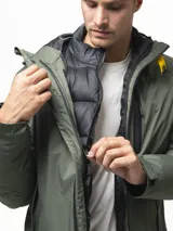 Campera 3 en 1 de diseño funcional, compuesta por una capa exterior semi impermeable con capucha ajustable y puños con velcro, y una capa interior capitoneada y abrigada. Ambas piezas pueden utilizarse juntas o por separado. Cuenta con cierre frontal, bolsillos laterales y un bolsillo en el pecho, todos con cierre.