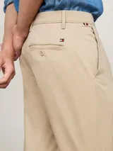 Pantalón chino color beige de Tommy Hilfiger, modelo Denton, con pierna recta y confeccionado en satén de algodón elástico.