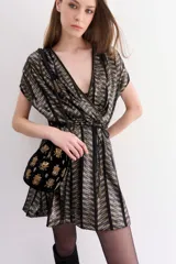 Vestido corto de tul con diseño de rayas en tonos dorados y negros, con escote en V cruzado, mangas cortas y lazo ajustable en la cintura. Incluye un viso interior con breteles regulables.