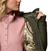Campera acolchada de mujer marca Columbia, color verde oliva, con capucha, cierre frontal completo, bolsillos laterales con cierre y puños con orificios para los pulgares.