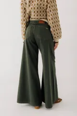 Jean de corte wide leg con tiro alto, confeccionado en denim azul. Presenta un diseño de pierna muy amplia, costuras laterales marcadas y ruedo deshilachado.