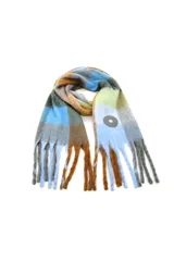 Bufanda de tejido suave con diseño de cuadros grandes en tonos azul, marrón, amarillo y gris. Presenta flecos en los extremos y un aplique circular con logo en uno de los lados.