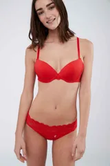 Bombacha de bikini roja con cintura de puntilla.