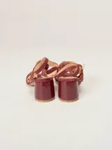 Sandalias de gamuza color bordó con taco bloque de charol, tiras con pespuntes artesanales en cuero y tira fina ajustable al tobillo.