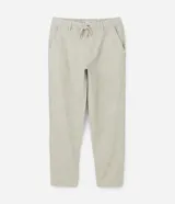 Pantalón masculino de corte relajado confeccionado en tejido oxford de algodón. Presenta cintura con trabillas y lazo ajustable, bolsillos laterales y traseros.