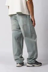 Pantalón de jean con corte balloon, de tiro medio y pierna ancha con caída relajada. Presenta un lavado tipo oxidado en tono celeste claro.