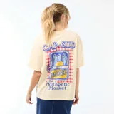 Remera de corte oversize color amarillo claro, con estampa gráfica en la espalda que representa una lata de sardinas con limón sobre un fondo de cuadrillé rojo.