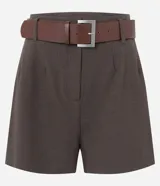 Short de sastre de tweed color marrón, con corte en A, tiro alto, trabillas en la cintura y cierre delantero. Incluye un cinturón desmontable de cuero sintético marrón con hebilla metálica plateada.