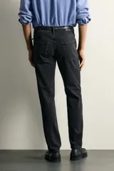 Jeans slim fit de tiro medio, color celeste claro con efecto lavado. Confeccionados en tejido elástico, cuentan con diseño de cinco bolsillos y cierre frontal con cremallera y botón metálico.