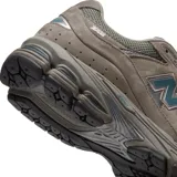 Championes New Balance U2002Roa color marrón con detalles en plateado y azul.