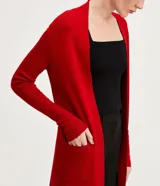 Cardigan largo de punto abierto, con mangas largas y bolsillos frontales aplicados. Diseño minimalista y versátil de la marca Cortelle.