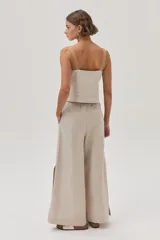 Top de lino con escote cuadrado y breteles anchos, de corte recto y calce holgado.