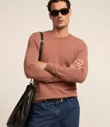 Suéter de viscosa color ladrillo, de corte clásico, cuello redondo y manga larga.