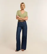 Blusa básica de manga corta con escote en V, confeccionada en tejido de viscosa y elastano, ofreciendo un calce cómodo y ligero.