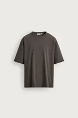 Remera boxy fit gris oscuro con efecto lavado, cuello redondo y mangas cortas. Confeccionada en tejido compacto de algodón.