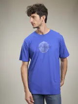 Remera azul con estampado de una esfera y la palabra 'Biosphere' en el centro.
