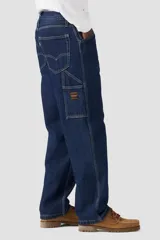Jeans de denim azul oscuro con corte holgado y recto, estilo carpintero, con trabillas para cinturón y bolsillos funcionales.