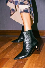 Botines de cuero con textura de cocodrilo, diseño de punta fina y taco chupete de altura media.