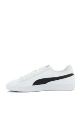 Championes Puma Smash V2 L color verde militar con detalles en blanco, confeccionados en gamuza sintética, con suela de goma blanca y cierre de cordones.