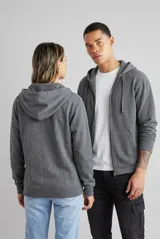 Campera deportiva unisex con capucha, cierre frontal completo, bolsillos tipo canguro y puños acanalados.