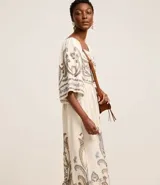 Vestido evasê midi confeccionado en viscolino, con mangas amplias, escote cuadrado en el busto y en la espalda, recorte en la cintura, lastex en la espalda y estampa de arabescos con estilo étnico en el tronco, mangas y en la bajo.