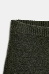 Falda midi de punto con textura suave y cintura elástica, de corte recto y diseño minimalista.