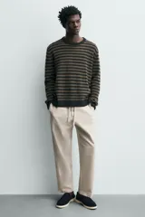 Mocasín casual de hombre, color azul marino, con parte superior de serraje (gamuza) y suela de goma a contraste color beige. Presenta un detalle de bordón cosido en la pala.