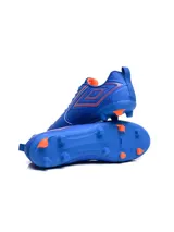 Championes de fútbol Umbro modelo Vision HG, color azul con detalles en naranja. Diseño con cordones y suela con tapones para césped.