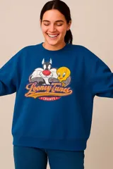 Buzo azul de cuello redondo con estampa frontal vintage de Silvestre y Piolín junto al logo de Looney Tunes Champs.